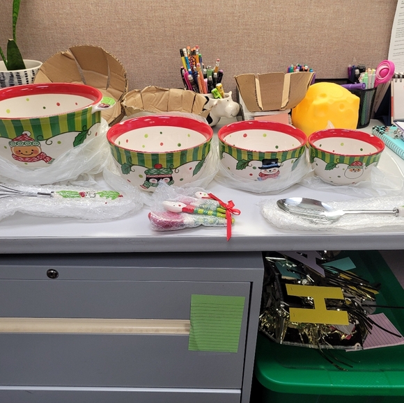 Temptations Festive Holiday Bowl Set - Red and Green With Lids!